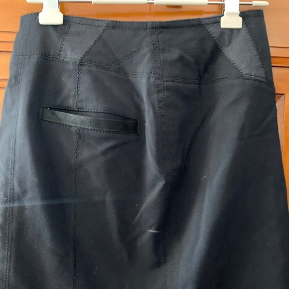 Above the knee skirt with asymmetrical pockets - Picture 2 of 2